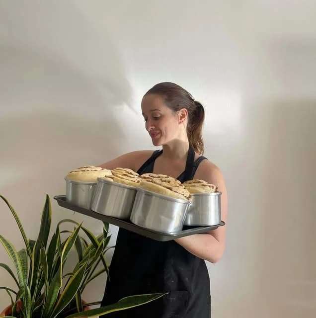 María con una bandeja de mega roles