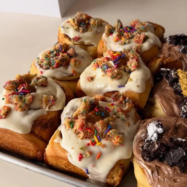 Mega roles con glaseado y sprinkles
